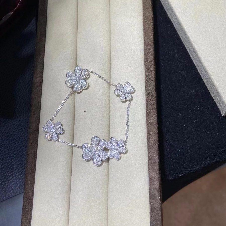{
"Bling Jewelrys ": "Bling Jewelrys ",
"FRIVOLE SILVER 5 FLOWERS BRACELET": "FRIVOLE SILBER 5-BLUMEN-ARMBAND"
}