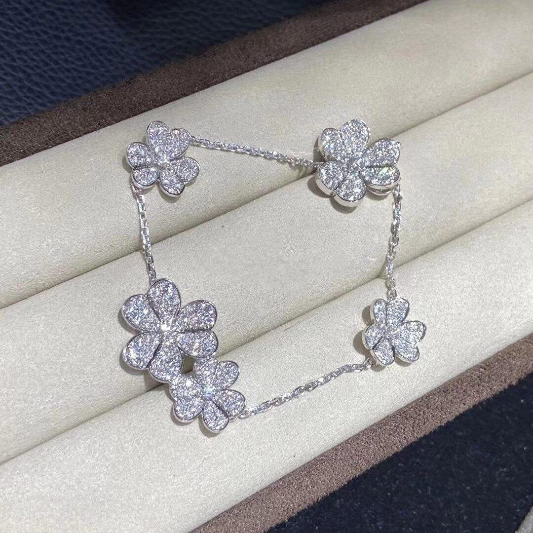 {
"Bling Jewelrys ": "Bling Jewelrys ",
"FRIVOLE SILVER 5 FLOWERS BRACELET": "FRIVOLE SILBER 5-BLUMEN-ARMBAND"
}