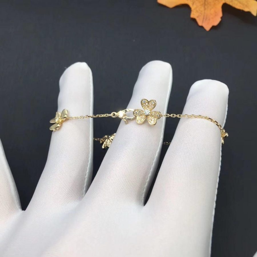 {
  "Bling Jewelrys ": "Bling Jewelrys ",
  "FRIVOLE GOLD 5 FLOWERS BRACELET": "FRIVOLE GOLD 5-BLÜTEN-ARMBAND"
}