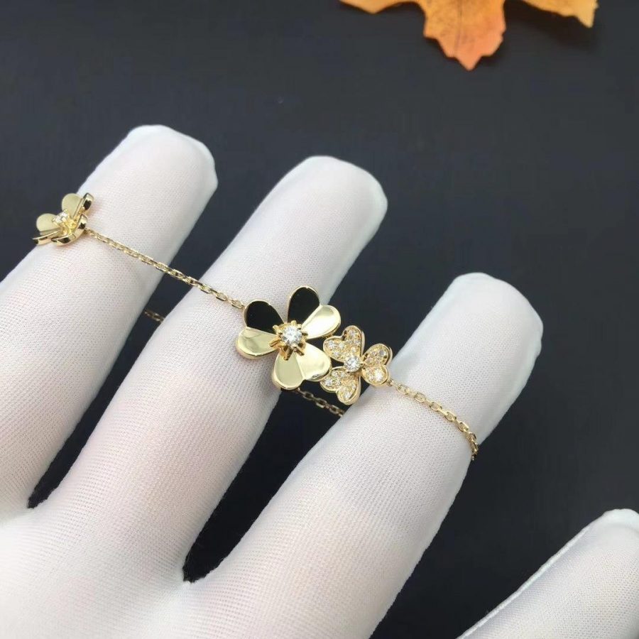 {
  "Bling Jewelrys ": "Bling Jewelrys ",
  "FRIVOLE GOLD 5 FLOWERS BRACELET": "FRIVOLE GOLD 5-BLÜTEN-ARMBAND"
}