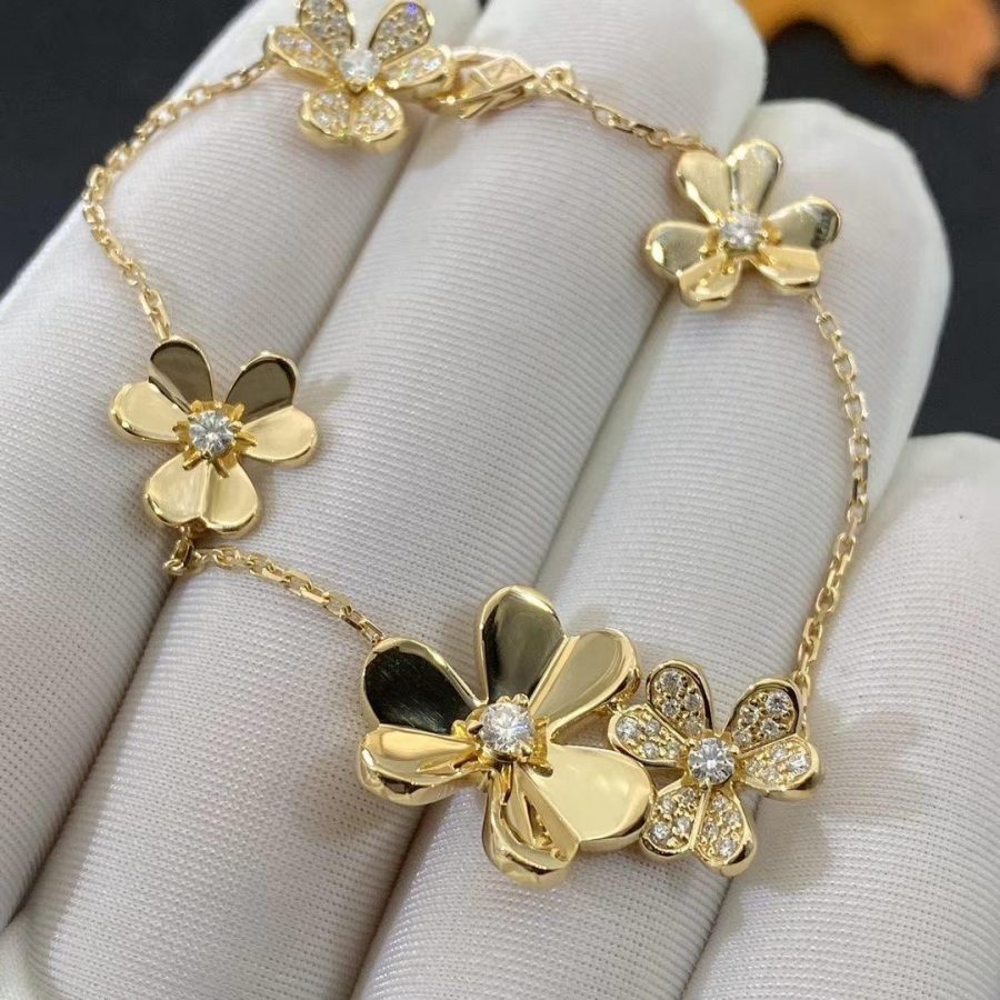 {
  "Bling Jewelrys ": "Bling Jewelrys ",
  "FRIVOLE GOLD 5 FLOWERS BRACELET": "FRIVOLE GOLD 5-BLÜTEN-ARMBAND"
}