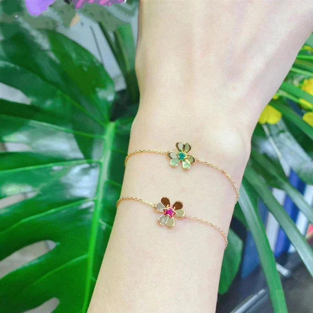 {
  "Bling Jewelrys ": "FRIVOLE GOLD BLUMEN-ARMBAND MIT ROSA MALACHIT"
}