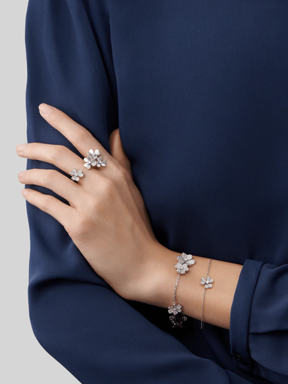 {
  "Bling Jewelrys": "Bling Jewelry",
  "FRIVOLE SILVER FLOWER DIAMOND BRACELET": "FRIVOLE SILBER BLUMEN DIAMANTARMBAND"
}
