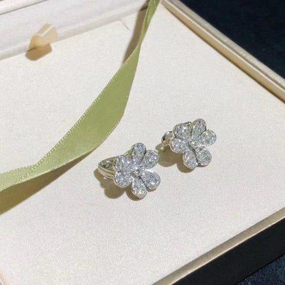 {"Bling Jewelrys ": "ブリング・ジュエリー FRIVOLE シルバー フラワー ダイヤモンドピアス"}