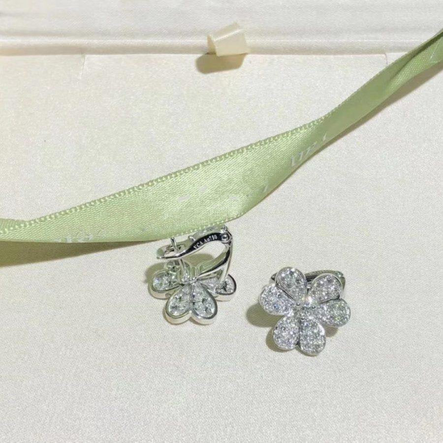 {"Bling Jewelrys ": "ブリング・ジュエリー FRIVOLE シルバー フラワー ダイヤモンドピアス"}