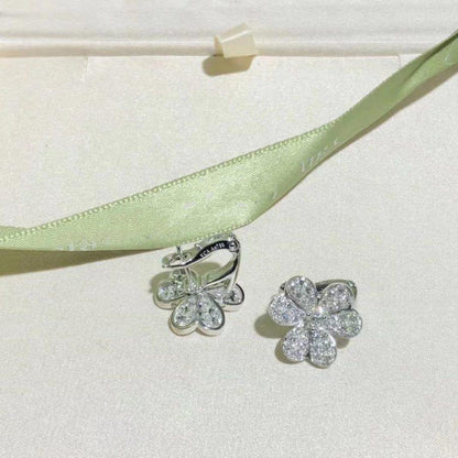 {"Bling Jewelrys ": "ブリング・ジュエリー FRIVOLE シルバー フラワー ダイヤモンドピアス"}