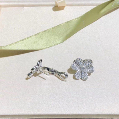 {"Bling Jewelrys ": "ブリング・ジュエリー FRIVOLE シルバー フラワー ダイヤモンドピアス"}