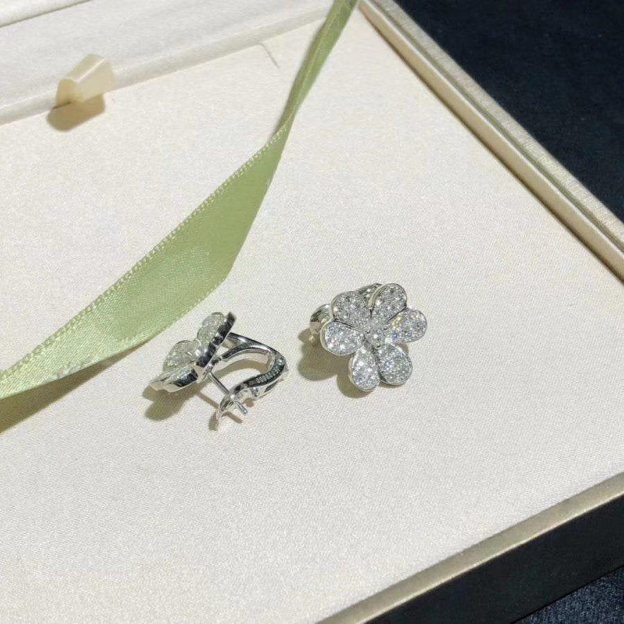 {"Bling Jewelrys ": "ブリング・ジュエリー FRIVOLE シルバー フラワー ダイヤモンドピアス"}