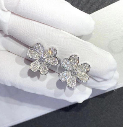 {"Bling Jewelrys ": "ブリング・ジュエリー FRIVOLE シルバー フラワー ダイヤモンドピアス"}