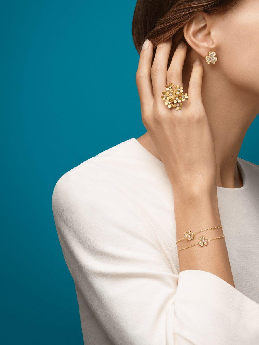 {
  "Bling Jewelrys ": "Bling Jewelrys ",
  "FRIVOLE GOLD FLOWER DIAMOND EARRINGS": "FRIVOLE GOLD BLUMEN DIAMANTOHRRINGE"
}