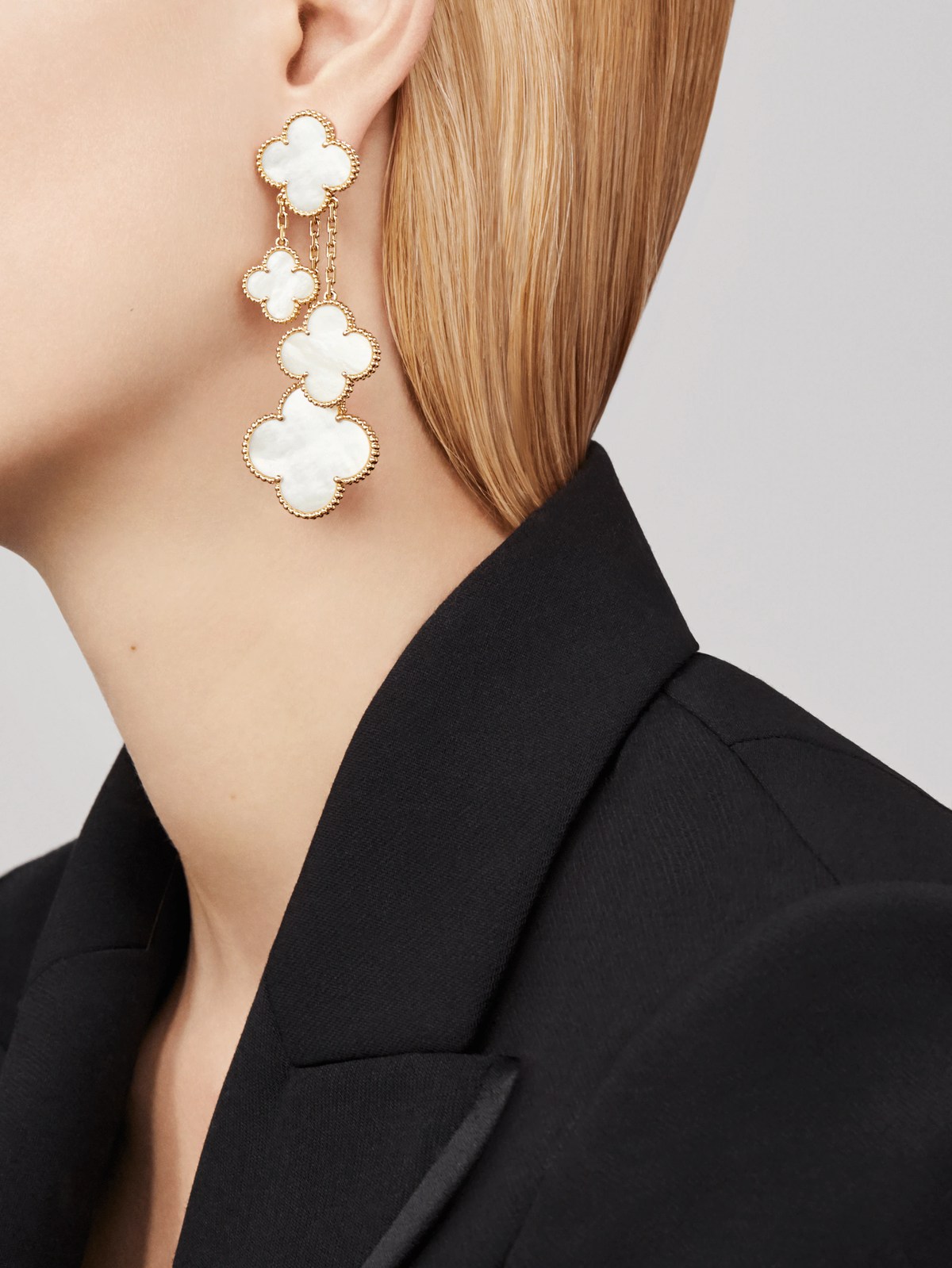 {
  "Bling Jewelrys": "ブリング・ジュエリー",
  "CLOVER EARRINGS WHITE MOP 4 MOTIFS GOLD": "クローバーピアス ホワイトマザーオブパール 4モチーフ ゴールド"
}
