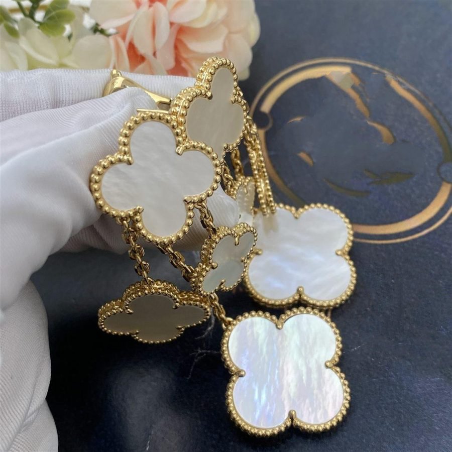 {
  "Bling Jewelrys": "ブリング・ジュエリー",
  "CLOVER EARRINGS WHITE MOP 4 MOTIFS GOLD": "クローバーピアス ホワイトマザーオブパール 4モチーフ ゴールド"
}