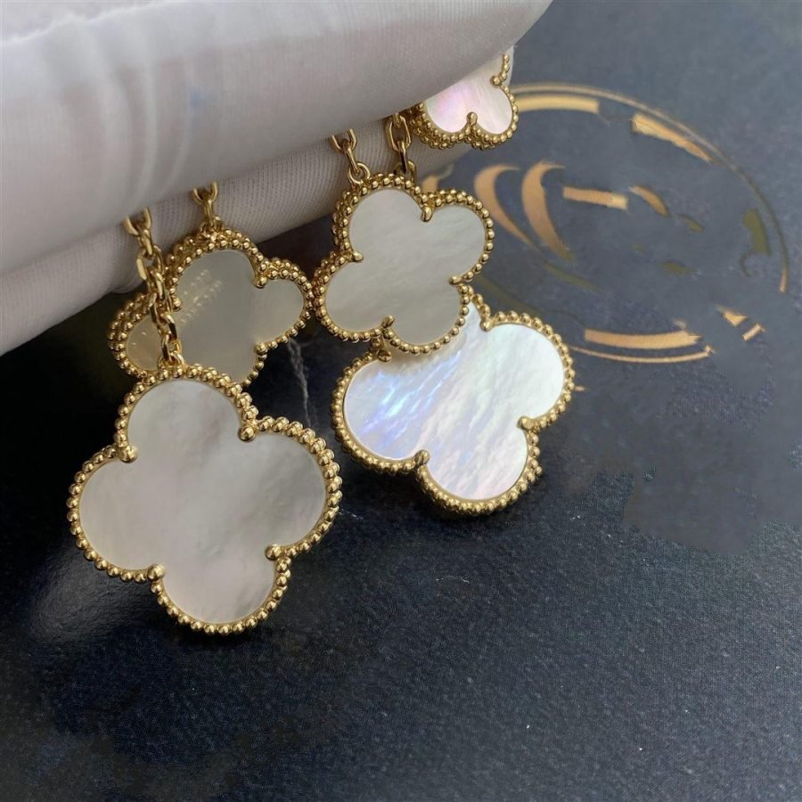 {
  "Bling Jewelrys": "ブリング・ジュエリー",
  "CLOVER EARRINGS WHITE MOP 4 MOTIFS GOLD": "クローバーピアス ホワイトマザーオブパール 4モチーフ ゴールド"
}