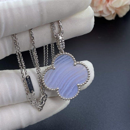 {"Bling Jewelrys ": "Bling Jewelrys ", "CLOVER SILVER CHALCEDONY BIG CLOVER NECKLACE": "GROSSE KLEEBELATT-HALSKETTE AUS SILBER MIT CHALCEDON"}