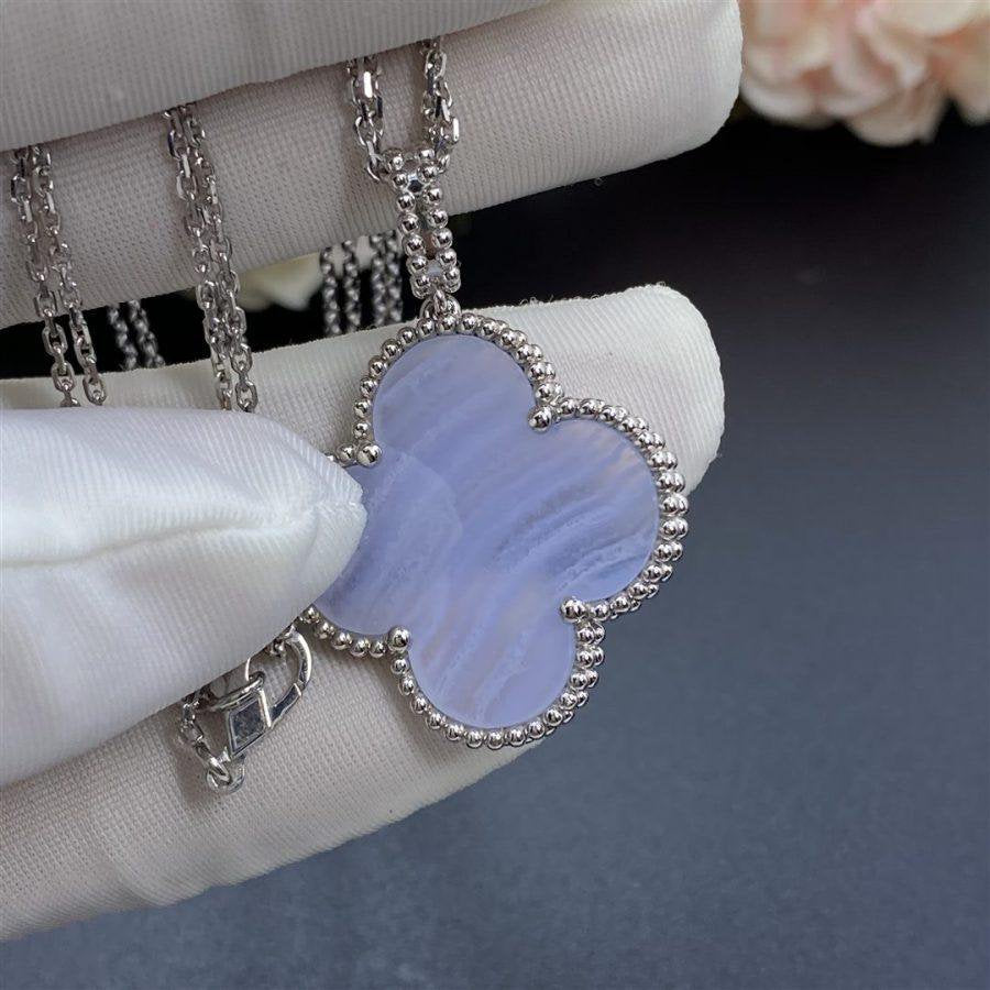 {"Bling Jewelrys ": "Bling Jewelrys ", "CLOVER SILVER CHALCEDONY BIG CLOVER NECKLACE": "GROSSE KLEEBELATT-HALSKETTE AUS SILBER MIT CHALCEDON"}