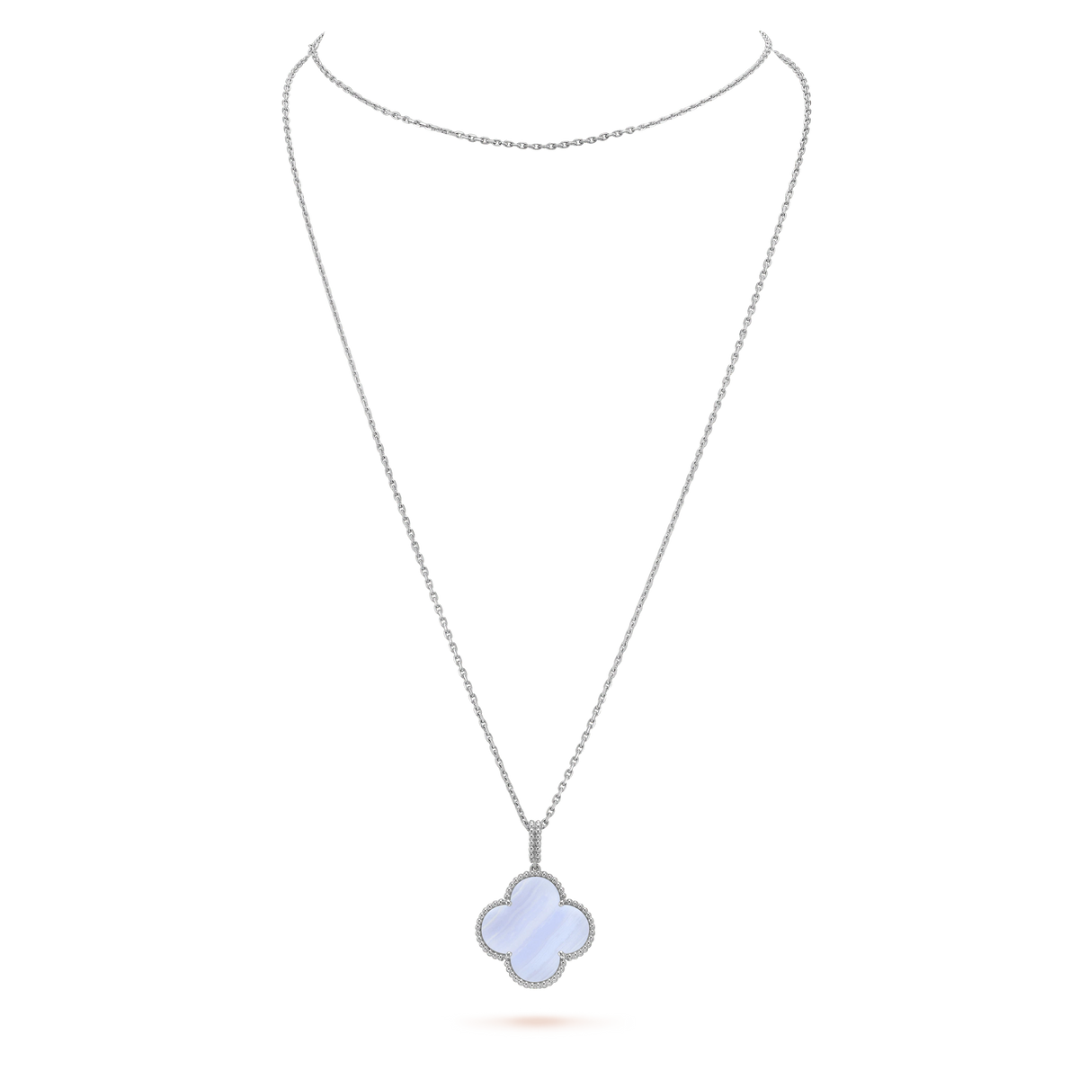 {"Bling Jewelrys ": "Bling Jewelrys ", "CLOVER SILVER CHALCEDONY BIG CLOVER NECKLACE": "GROSSE KLEEBELATT-HALSKETTE AUS SILBER MIT CHALCEDON"}