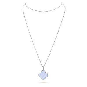 {"Bling Jewelrys ": "ブリングジュエリー", "CLOVER SILVER CHALCEDONY BIG CLOVER NECKLACE": "クローバー シルバー カルセドニー ビッグクローバーネックレス"}