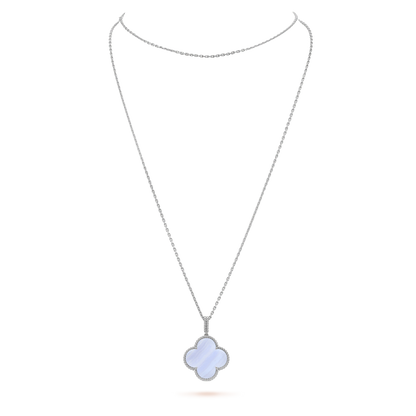 {"Bling Jewelrys ": "Bling Jewelrys ", "CLOVER SILVER CHALCEDONY BIG CLOVER NECKLACE": "GROSSE KLEEBELATT-HALSKETTE AUS SILBER MIT CHALCEDON"}
