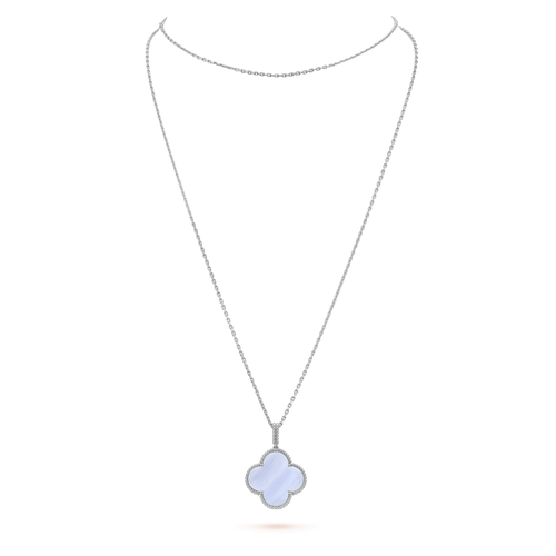 {"Bling Jewelrys ": "Bling Jewelrys ", "CLOVER SILVER CHALCEDONY BIG CLOVER NECKLACE": "GROSSE KLEEBELATT-HALSKETTE AUS SILBER MIT CHALCEDON"}
