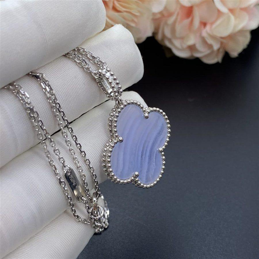 {"Bling Jewelrys ": "Bling Jewelrys ", "CLOVER SILVER CHALCEDONY BIG CLOVER NECKLACE": "GROSSE KLEEBELATT-HALSKETTE AUS SILBER MIT CHALCEDON"}