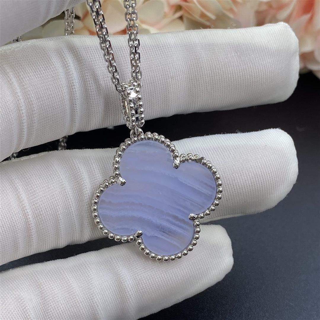 {"Bling Jewelrys ": "Bling Jewelrys ", "CLOVER SILVER CHALCEDONY BIG CLOVER NECKLACE": "GROSSE KLEEBELATT-HALSKETTE AUS SILBER MIT CHALCEDON"}