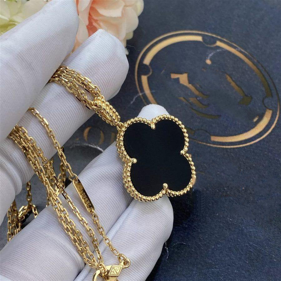 {
"Bling Jewelrys": "Bling Jewelry",
"CLOVER 25MM GOLD ONYX BIG CLOVER NECKLACE": "KLEEBLATT 25MM GOLD ONYX GROSSE KLEEBLATT-HALSKETTE"
}