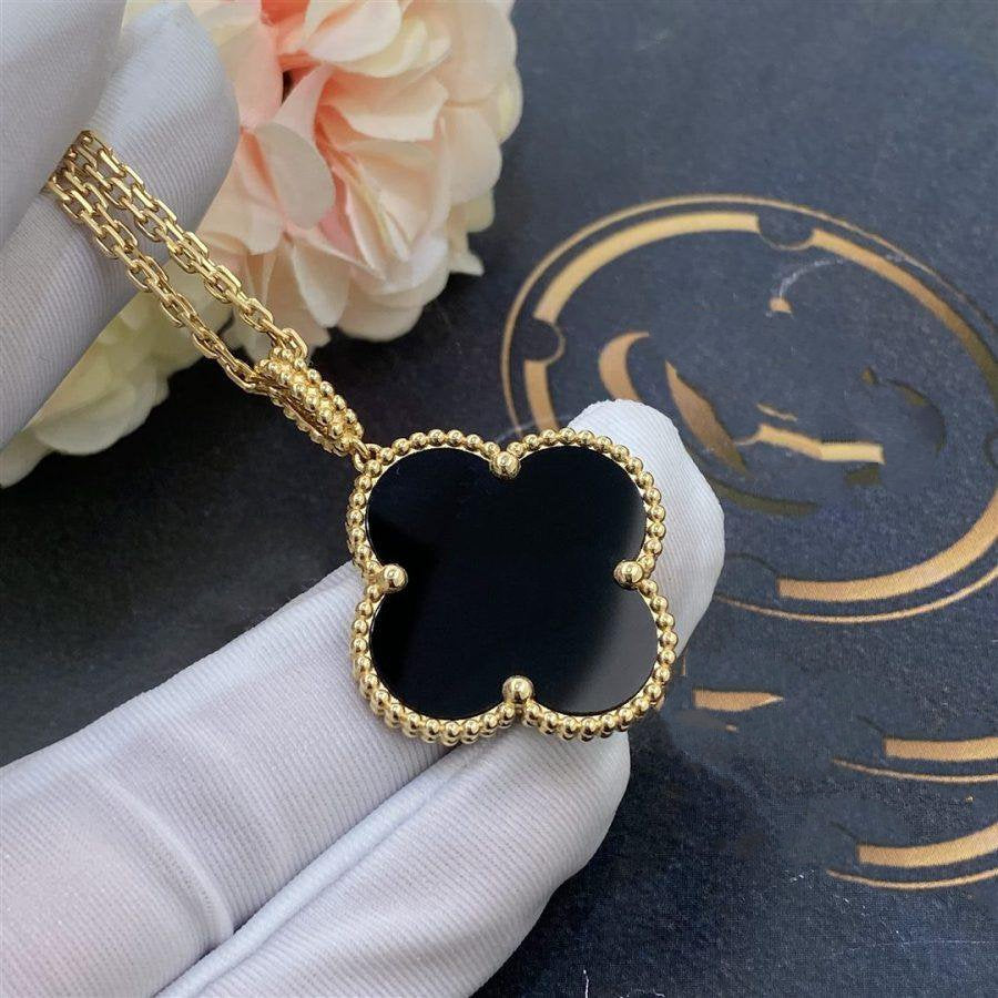 {
"Bling Jewelrys": "Bling Jewelry",
"CLOVER 25MM GOLD ONYX BIG CLOVER NECKLACE": "KLEEBLATT 25MM GOLD ONYX GROSSE KLEEBLATT-HALSKETTE"
}