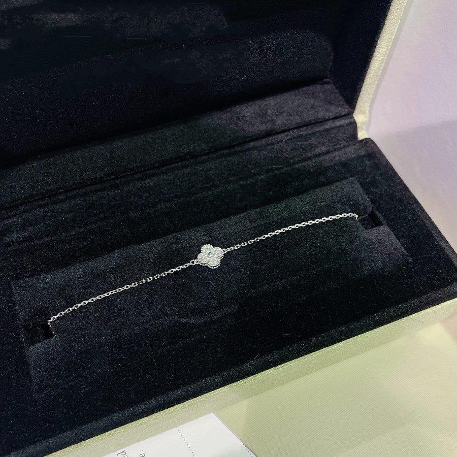 {
  "Bling Jewelrys": "ブリング・ジュエリー",
  "CLOVER  SINGLE FLOWER BRACELET SILVER": "クローバー シングルフラワー ブレスレット シルバー"
}