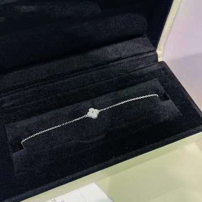{
  "Bling Jewelrys": "ブリング・ジュエリー",
  "CLOVER  SINGLE FLOWER BRACELET SILVER": "クローバー シングルフラワー ブレスレット シルバー"
}