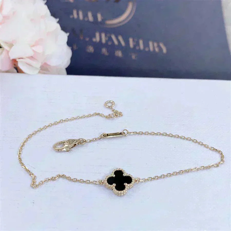 {
"Bling Jewelrys ": "Bling Jewelry ",
"CLOVER ONYX SINGLE FLOWER BRACELET": "KLEEBLATT ONYX EINZELBLUMEN-ARMBAND"
}