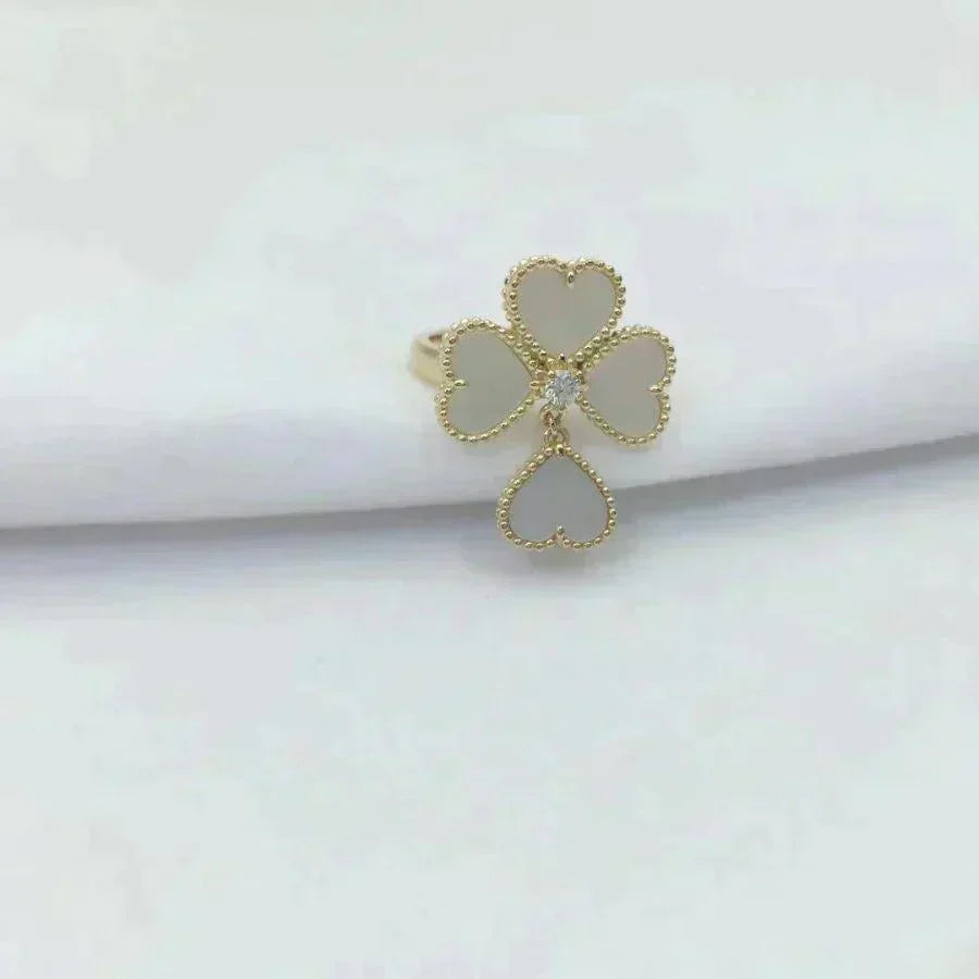 {
  "Bling Jewelrys": "Bling Jewelry",
  "SWEET CLOVER WHITE MOP RING": "SÜSSER KLEE RING MIT WEISSEM PERLMUTT"
}