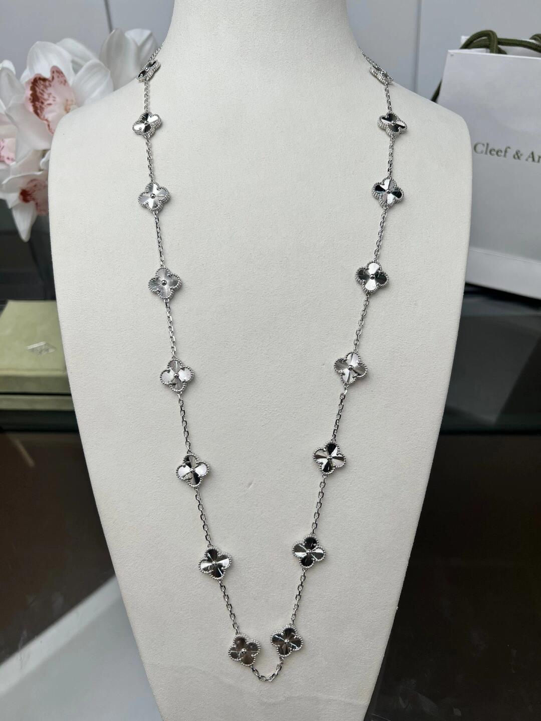 {
  "Bling Jewelrys": "Bling Jewelry",
  "CLOVER 20 MOTIFS": "KLEEBLATT 20 MOTIVE",
  "LASER SILVER": "LASER-SILBER"
}