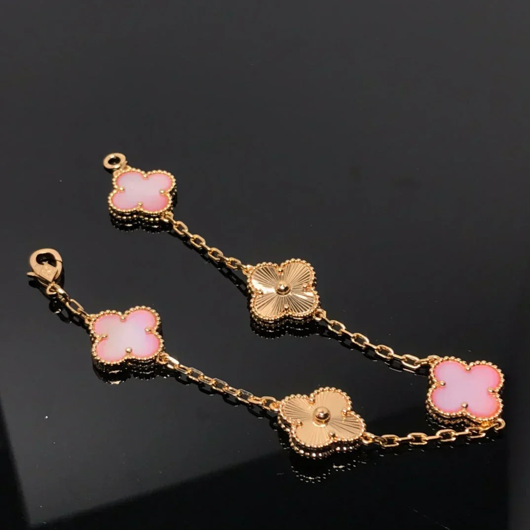{
  "Bling Jewelrys": "ブリングジュエリー",
  "CLOVER 5 MOTIFS": "クローバー 5モチーフ",
  "PINK MOP BRACELET COLLECTION": "ピンクMOPブレスレットコレクション"
}