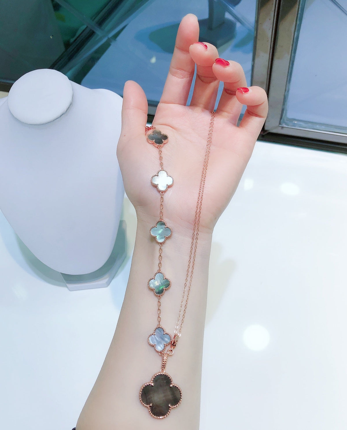 [Bling Jewelrys ]KOMBINIERTES ARMBAND 5 MOTIVE UND HALSKETTE DUNKLES PERLMUTT ROSÉGOLD